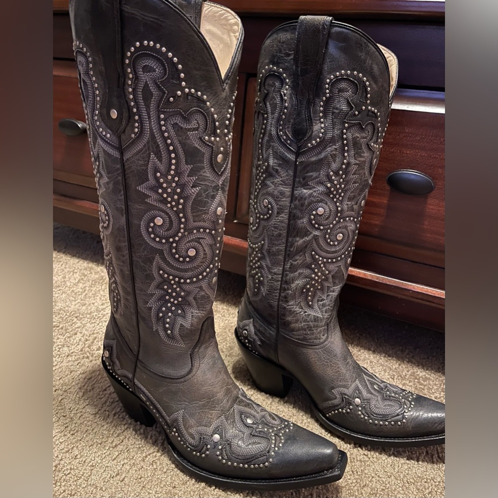 Corral G1030 Black/Grey WT & Studs 8M